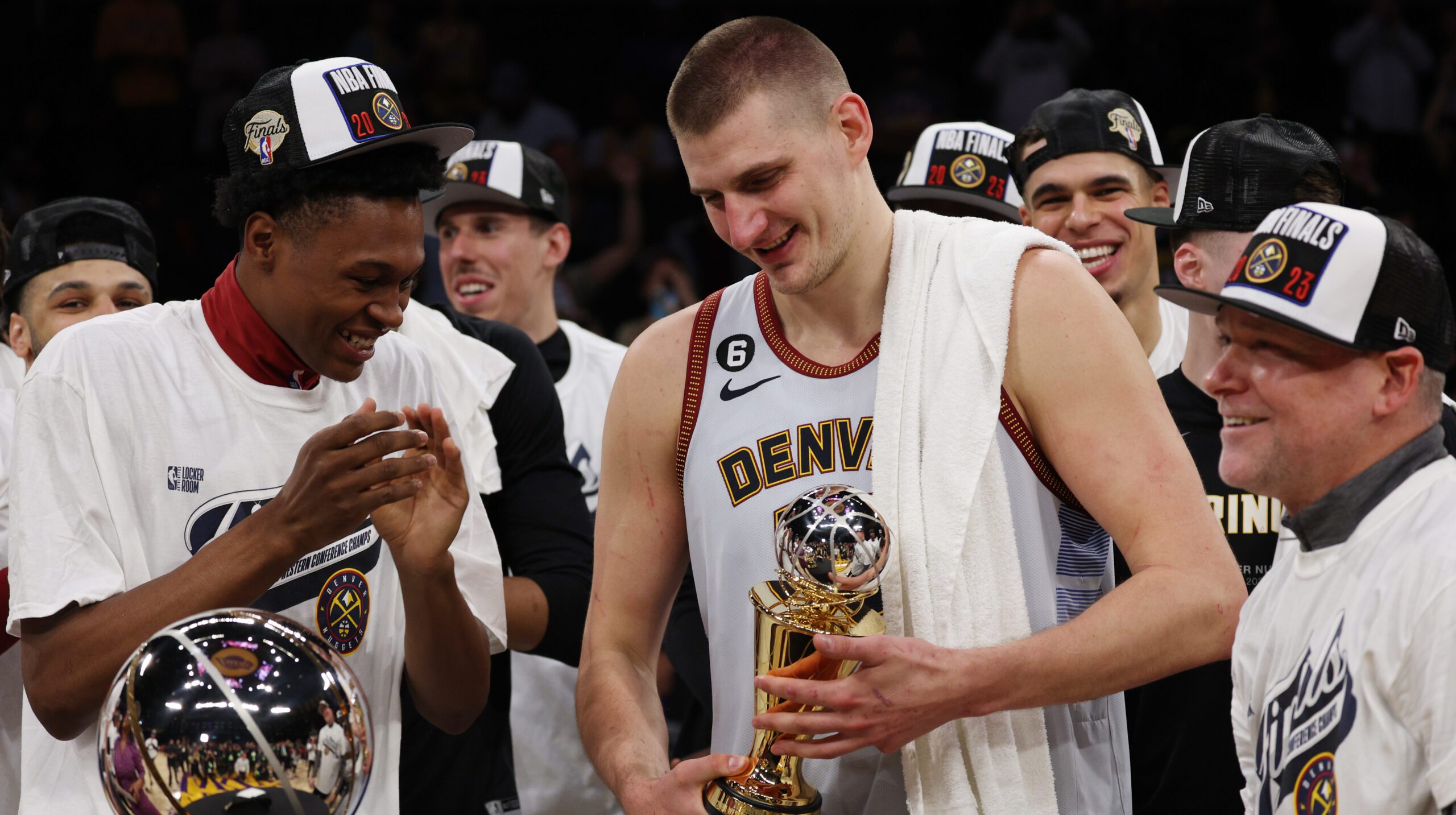 Nikola Jokic menerima penghargaan sebagai MVP di final NBA 2023 Wilayah Barat dan mendapat trofi Magic Johnson usai mencatat rata-rata 27.8 PPG di Game 4 (ist)