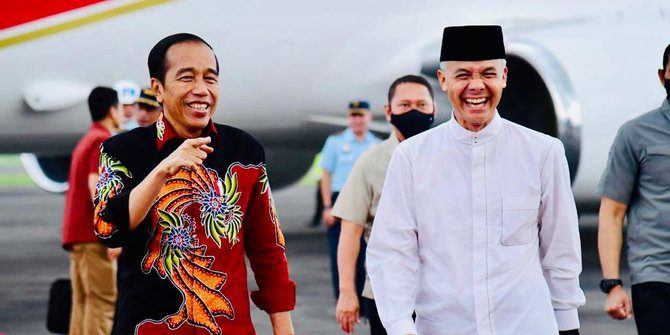 Ganjar Naik Pesawat Bareng Jokowi. ©2023 Merdeka.com