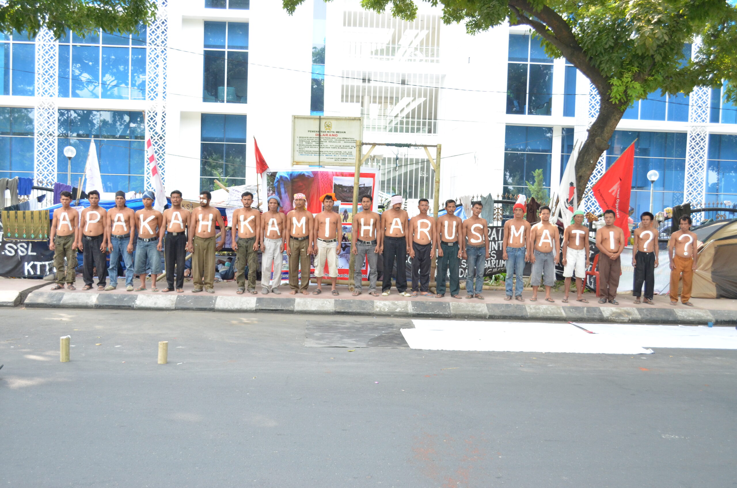 Rangkaian aksi jahit mulut dan mogok makan KTTJM didepan kantor DPRD Sumut tahun 2012