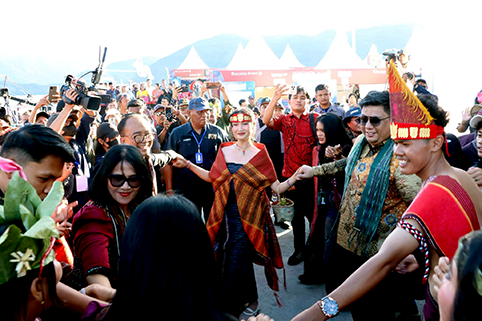 Foto: Bupati Samosir Vandiko T. Gultom bersama Kepala BI Sibolga Riza Putera membuka Festival Tao Toba Joujou 2026 melalui prosesi petikan benang tenun ulos di Pangururan, Kamis (6/8/2026).
